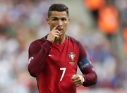 游戏试玩模拟器-莱万存在感拉满，乌拉圭一波带走澳大利亚，足球场上的战术博弈与个人英雄主义