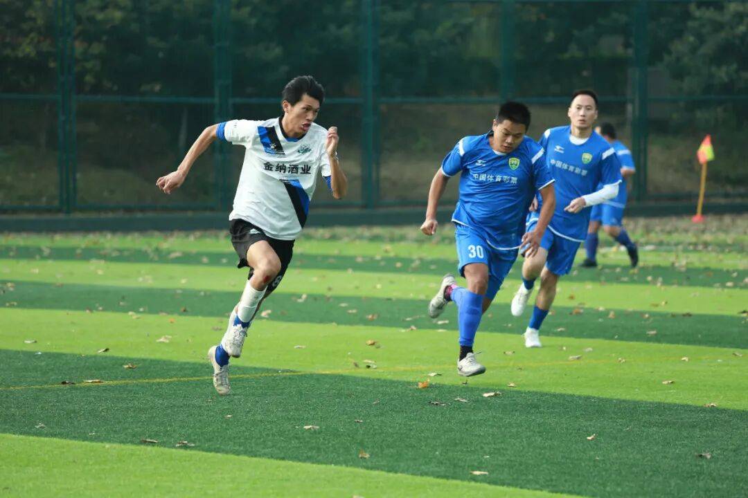 激烈角逐！足球联赛比赛升温的简单介绍