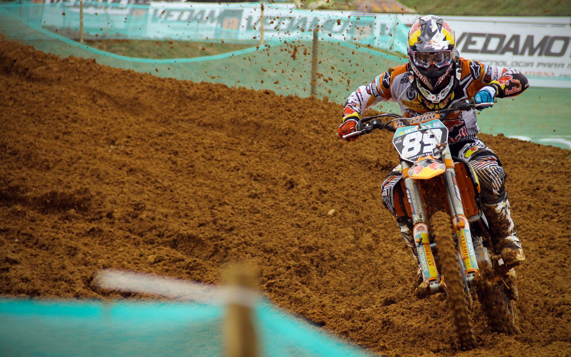 赛道与球场,当F1争冠之夜遇见布克的不可阻挡